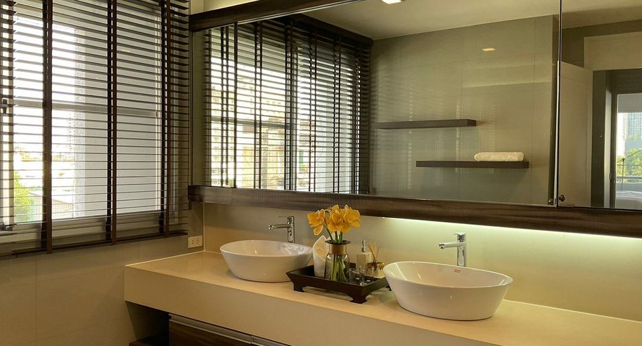 For rent 4 bedrooms condo in Sathon, Bangkok