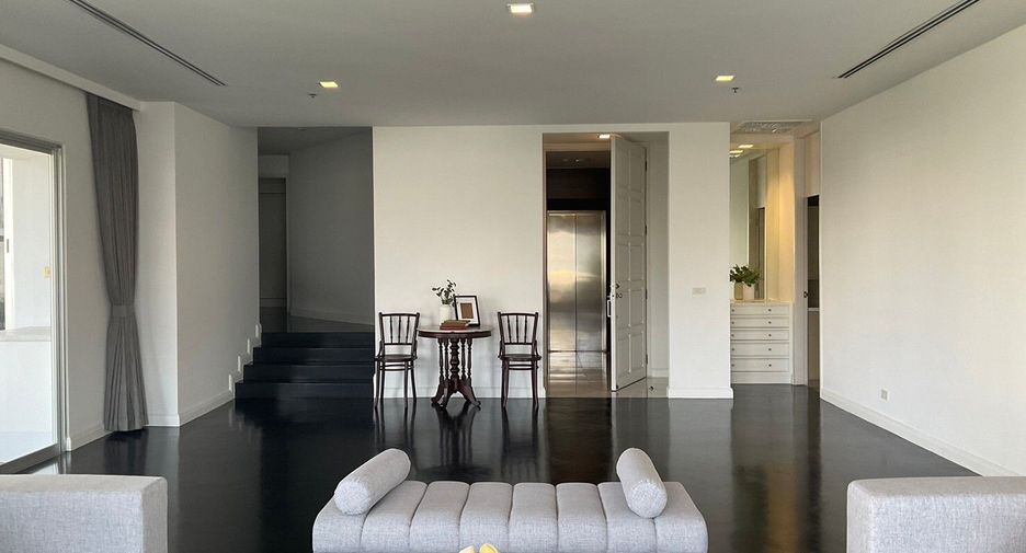 For rent 4 bedrooms condo in Sathon, Bangkok