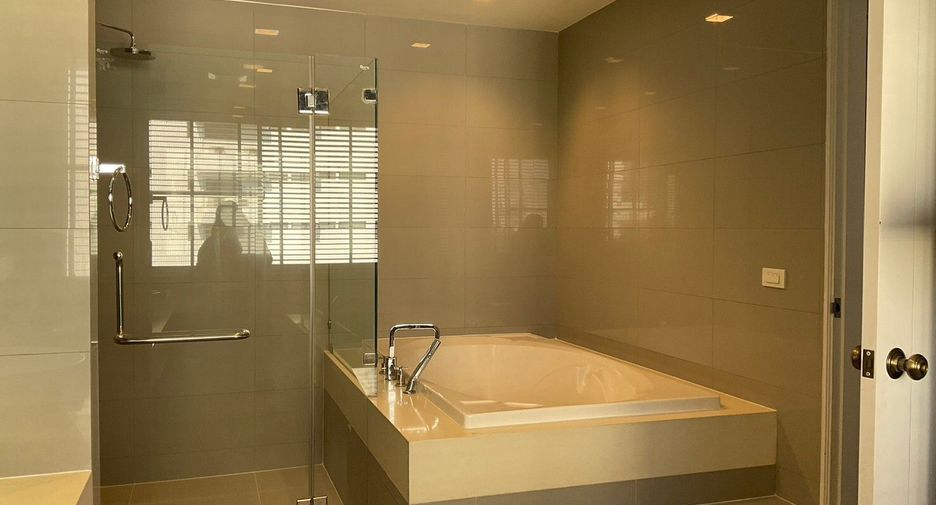 For rent 4 bedrooms condo in Sathon, Bangkok