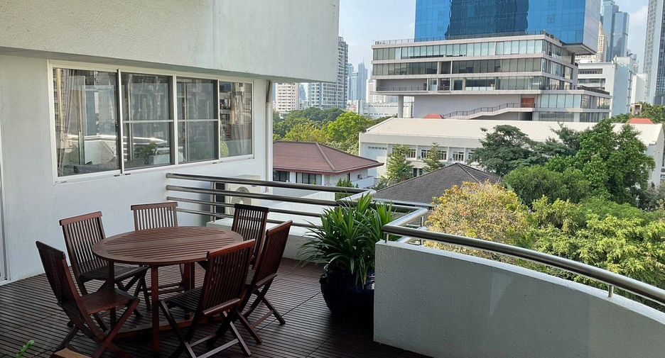 For rent 4 bedrooms condo in Sathon, Bangkok