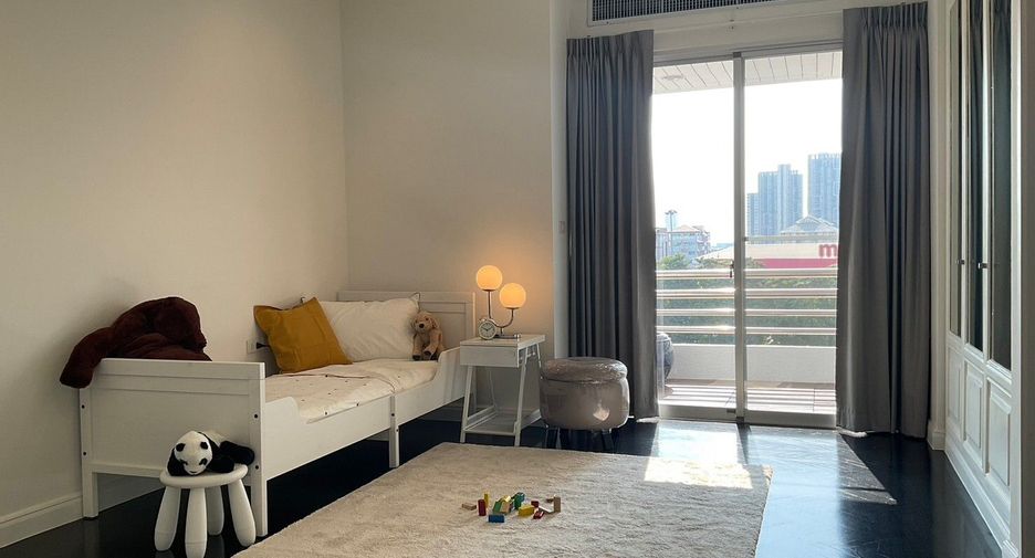 For rent 4 bedrooms condo in Sathon, Bangkok