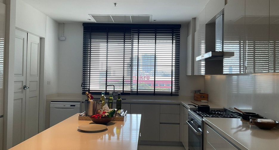 For rent 4 bedrooms condo in Sathon, Bangkok