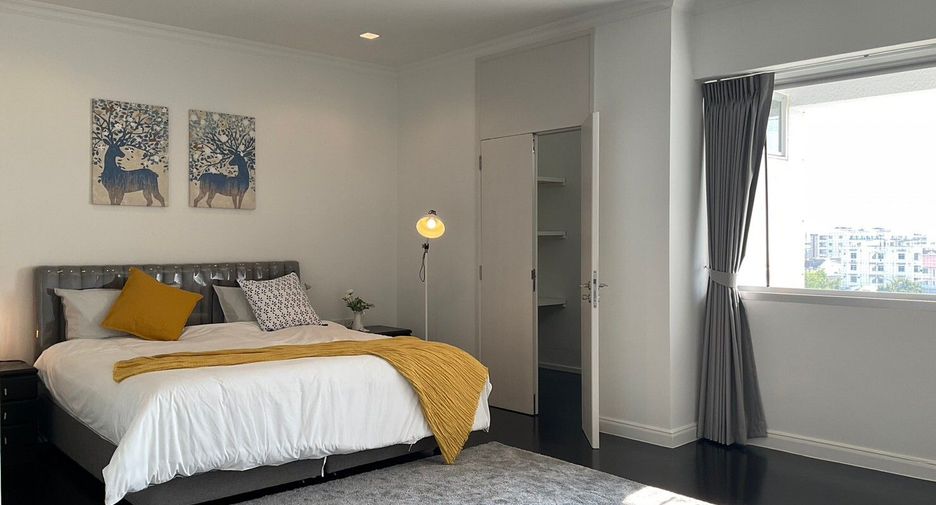 For rent 4 bedrooms condo in Sathon, Bangkok