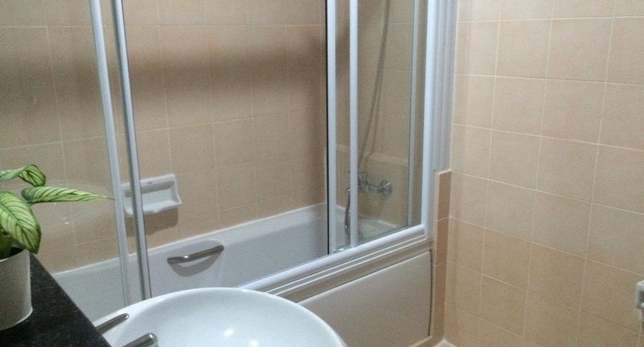 For rent 2 bedrooms condo in Khlong Toei, Bangkok