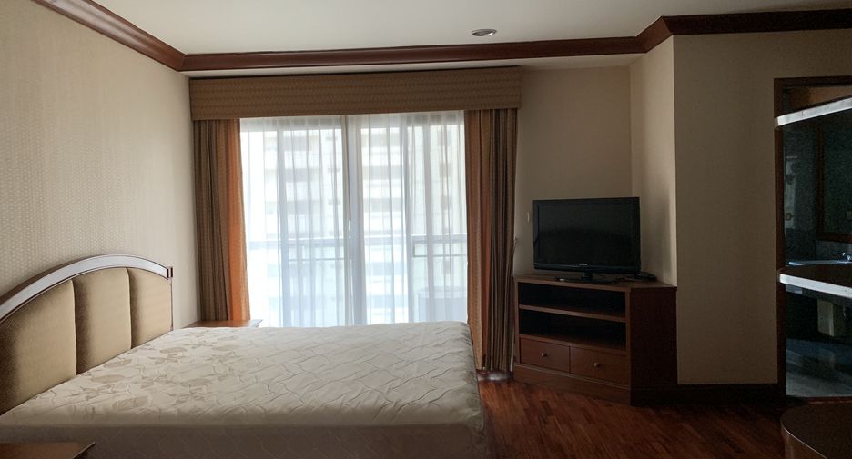 For rent 3 bedrooms condo in Watthana, Bangkok