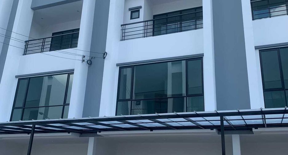 For sale and for rent 3 bedrooms townhouse in Phra Khanong, Bangkok