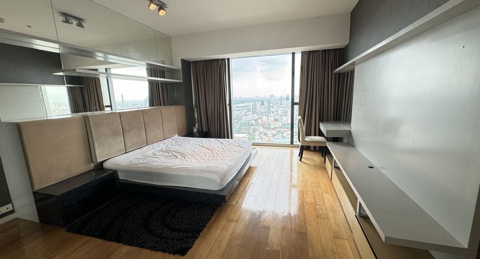 For rent 3 bedrooms condo in Sathon, Bangkok