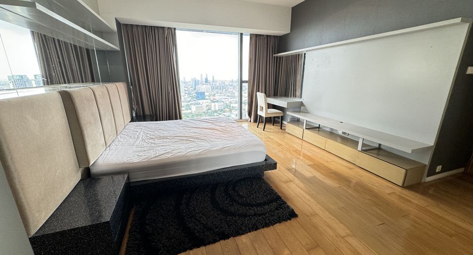 For rent 3 bedrooms condo in Sathon, Bangkok