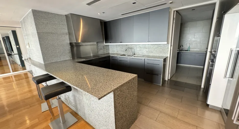 For rent 3 bedrooms condo in Sathon, Bangkok