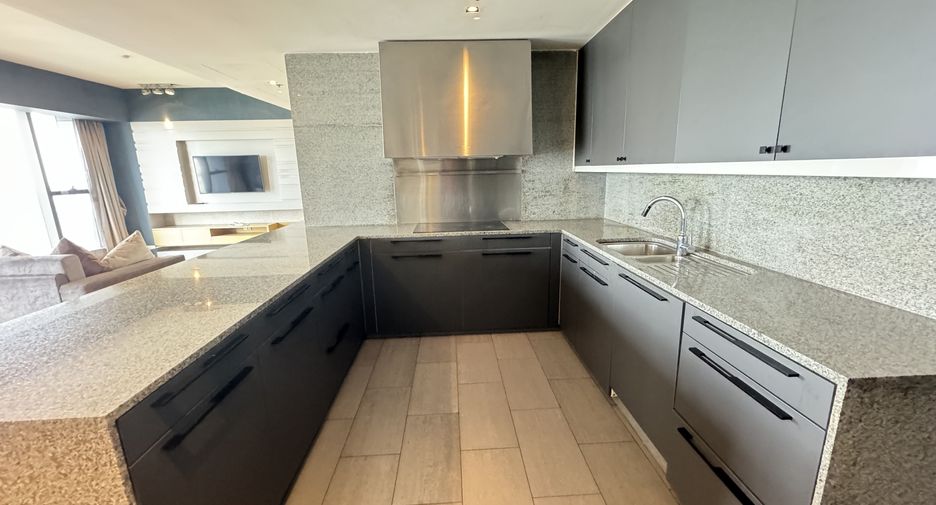 For rent 3 bedrooms condo in Sathon, Bangkok