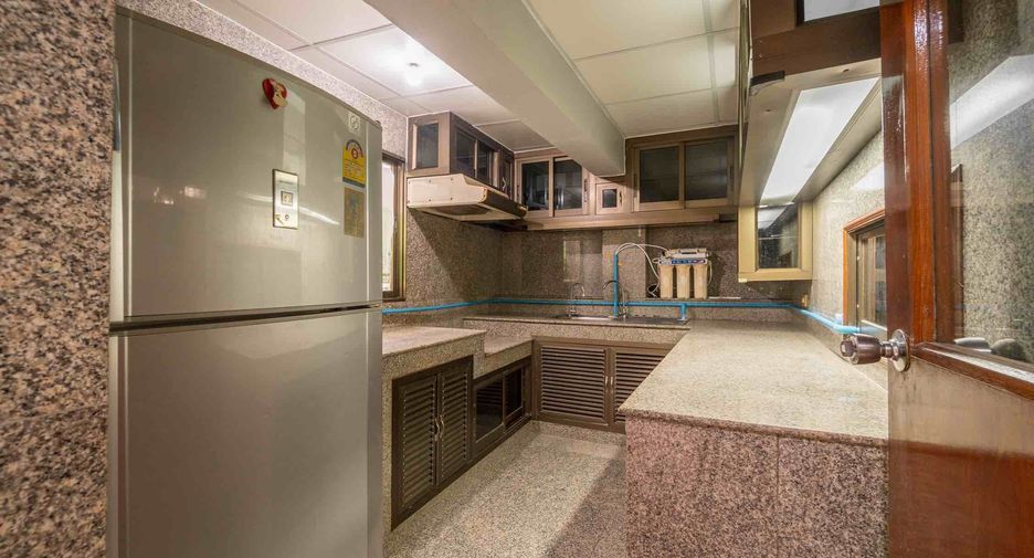 For rent 4 bedrooms office in Yan Nawa, Bangkok