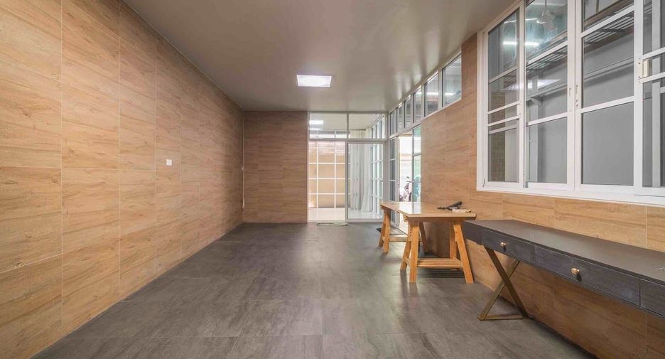 For rent 4 bedrooms office in Yan Nawa, Bangkok