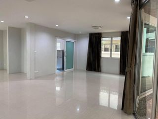 出租 3 卧室 独立屋 在 Phra Khanong, 曼谷