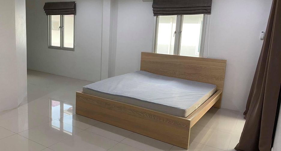 For rent 3 bedrooms house in Phra Khanong, Bangkok