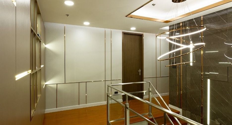 Condo en alquiler de 4 habitaciones en Huai Khwang, Bangkok