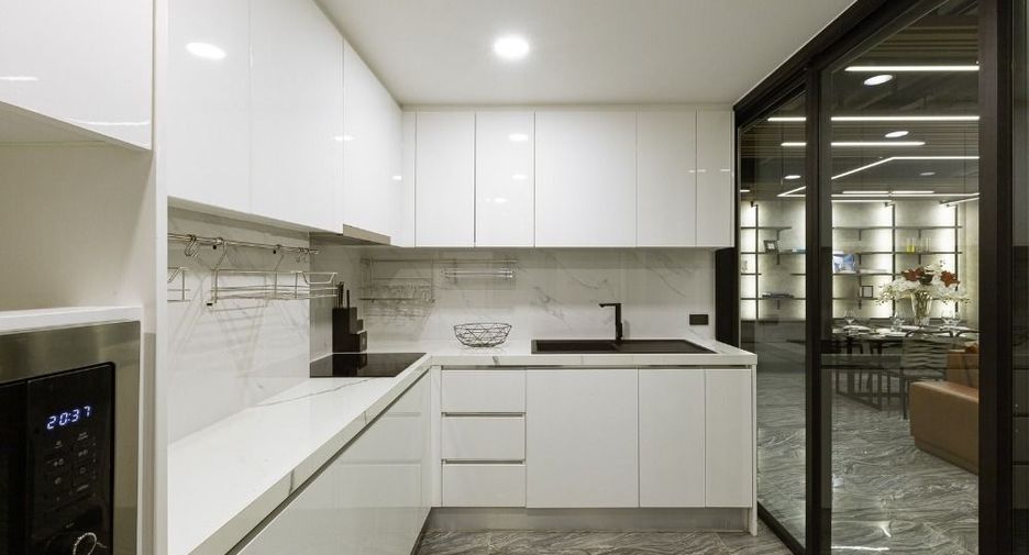Condo en alquiler de 4 habitaciones en Huai Khwang, Bangkok