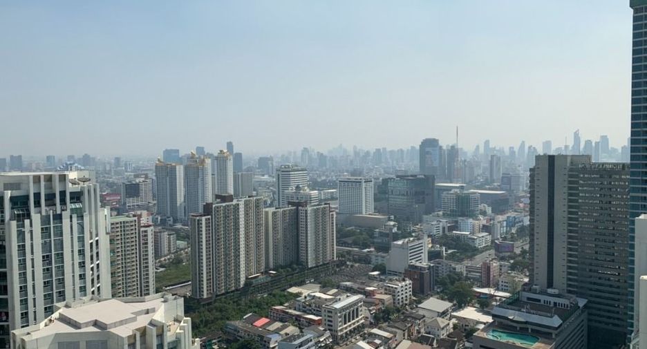 Condo en alquiler de 4 habitaciones en Huai Khwang, Bangkok