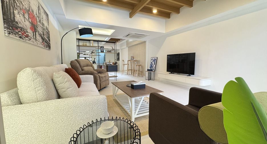 For sale 2 bedrooms townhouse in Watthana, Bangkok