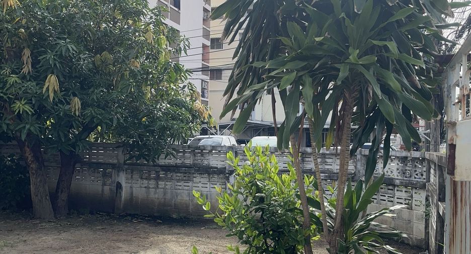 For sale 4 bedrooms house in Wang Thonglang, Bangkok