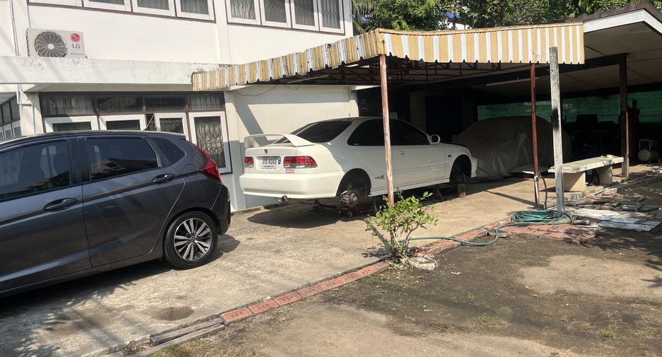For sale 4 bedrooms house in Wang Thonglang, Bangkok