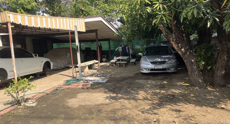 For sale 4 bedrooms house in Wang Thonglang, Bangkok