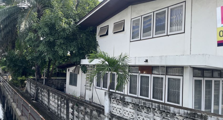 For sale 4 bedrooms house in Wang Thonglang, Bangkok