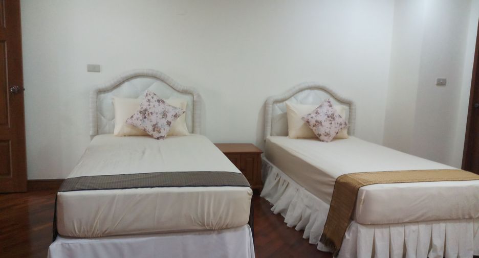 For rent 3 bedrooms condo in Khlong Toei, Bangkok