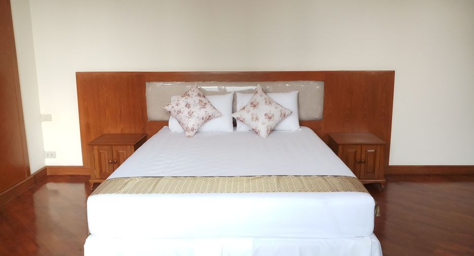 For rent 3 bedrooms condo in Khlong Toei, Bangkok