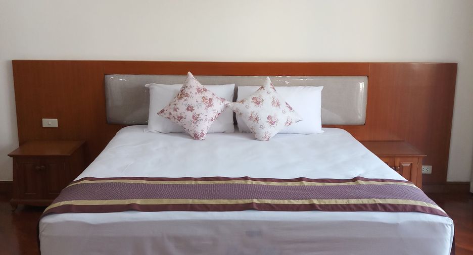 For rent 3 bedrooms condo in Khlong Toei, Bangkok