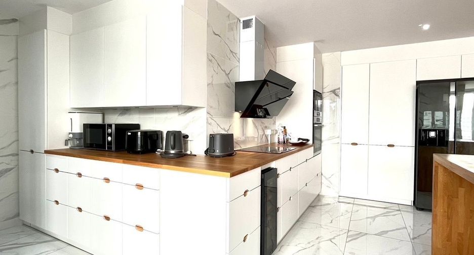For sale 3 bedrooms condo in Watthana, Bangkok