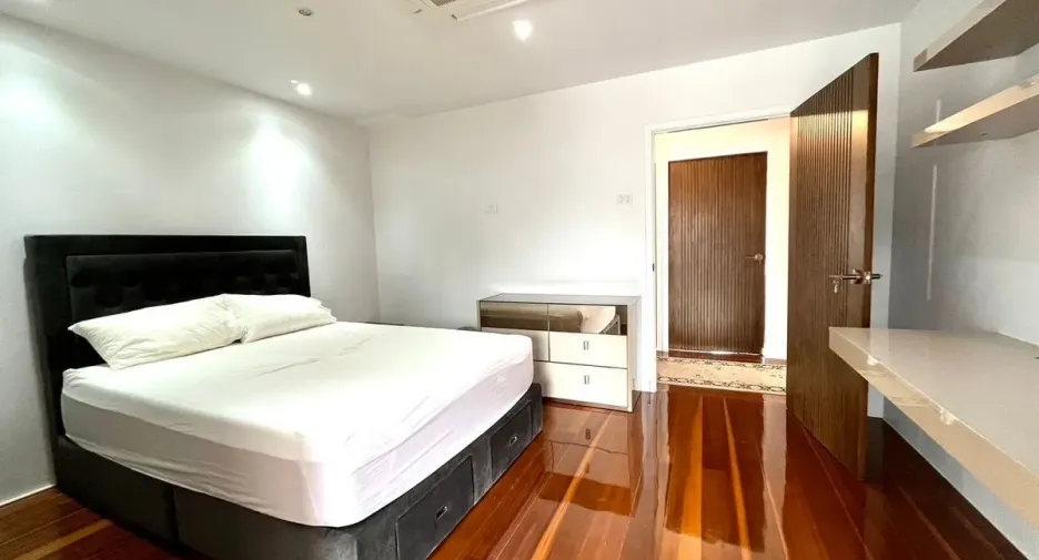 For sale 3 bedrooms condo in Watthana, Bangkok