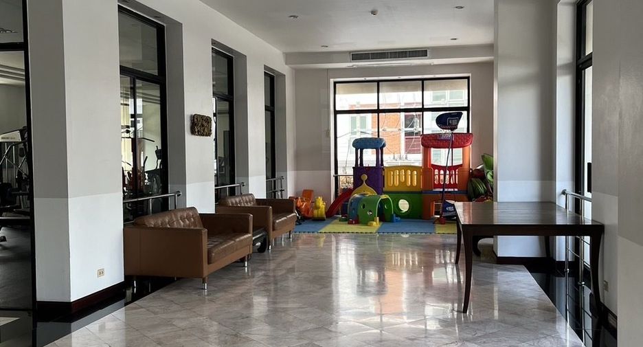 For sale 3 bedrooms condo in Watthana, Bangkok