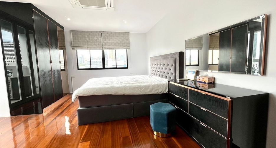 For sale 3 bedrooms condo in Watthana, Bangkok