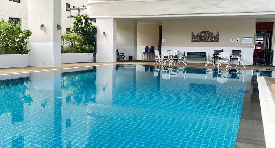 For sale 3 bedrooms condo in Watthana, Bangkok