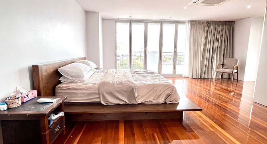 For sale 3 bedrooms condo in Watthana, Bangkok