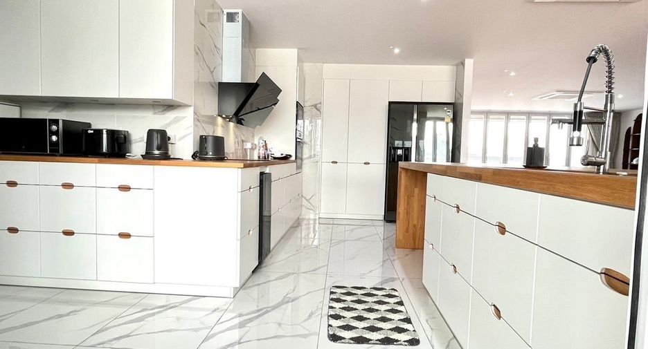 For sale 3 bedrooms condo in Watthana, Bangkok