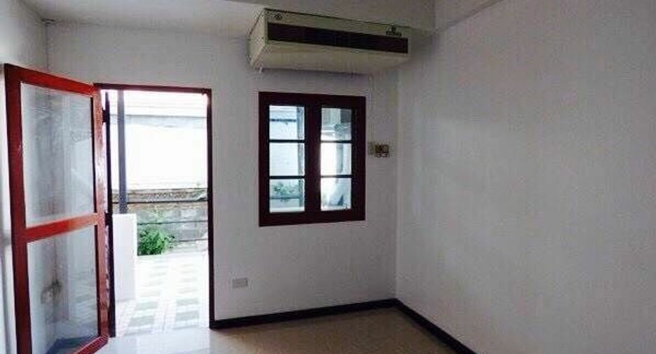 For sale 5 bedrooms townhouse in Watthana, Bangkok