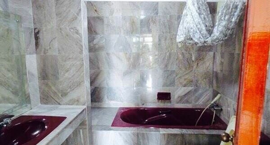 For sale 5 bedrooms townhouse in Watthana, Bangkok