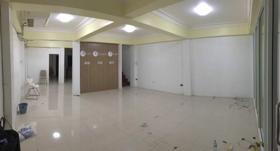 For sale 5 bedrooms townhouse in Watthana, Bangkok