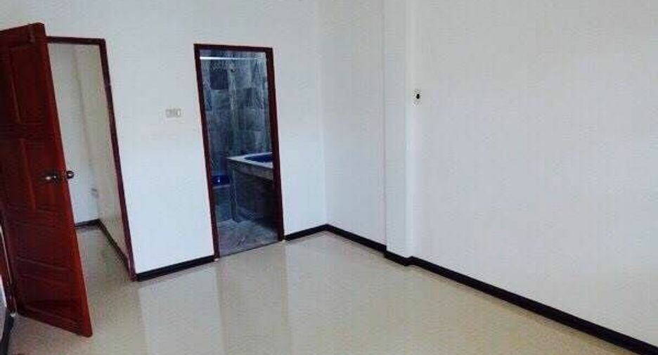 For sale 5 bedrooms townhouse in Watthana, Bangkok