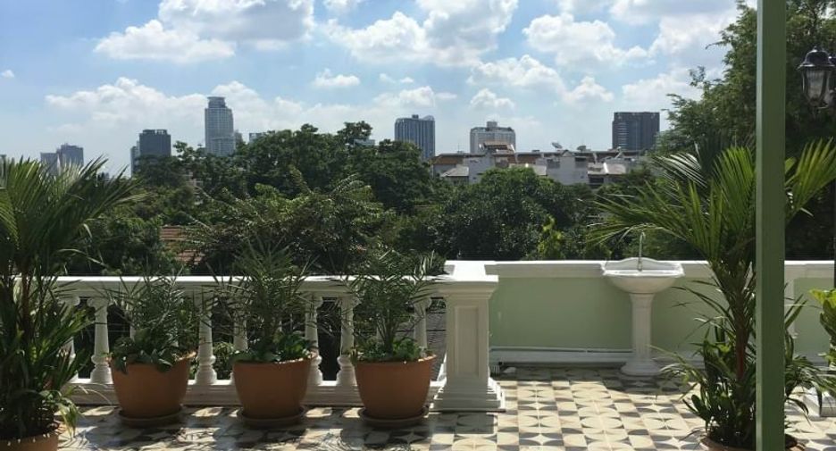 For sale 5 bedrooms townhouse in Watthana, Bangkok