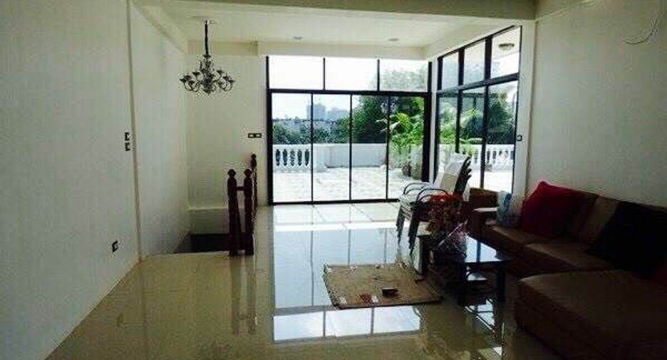 For sale 5 bedrooms townhouse in Watthana, Bangkok