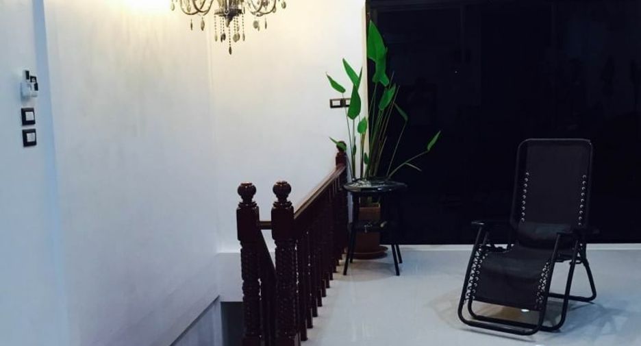 For sale 5 bedrooms townhouse in Watthana, Bangkok