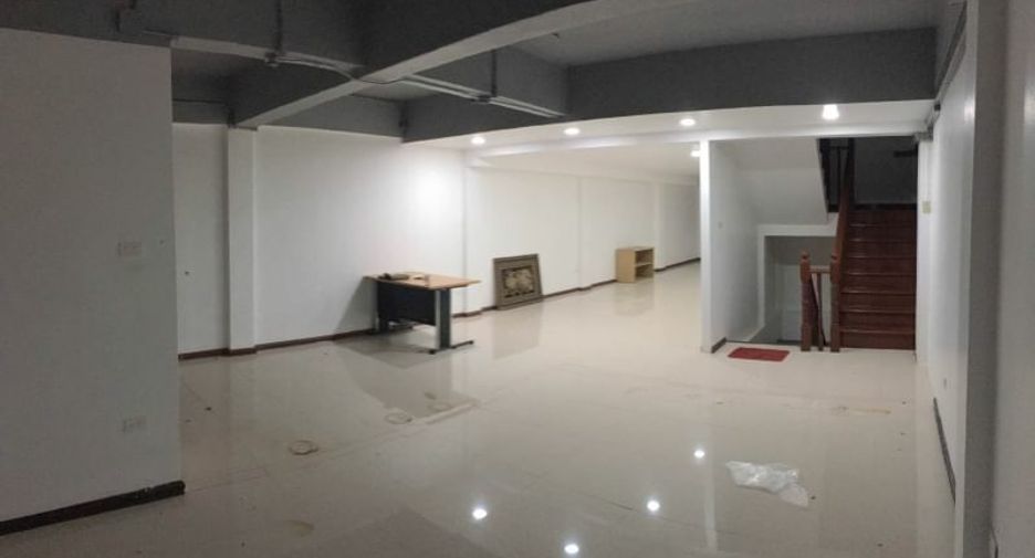 For sale 5 bedrooms townhouse in Watthana, Bangkok