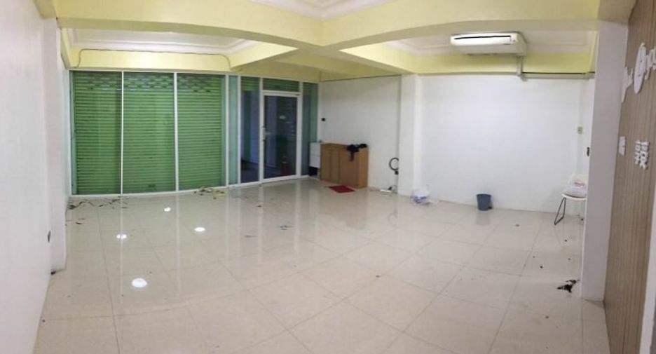 For sale 5 bedrooms townhouse in Watthana, Bangkok