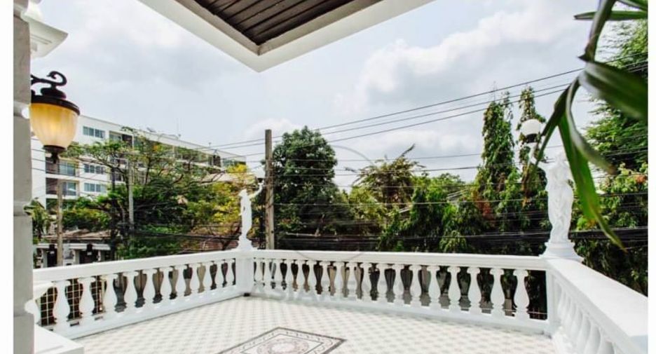 For sale 5 bedrooms townhouse in Watthana, Bangkok