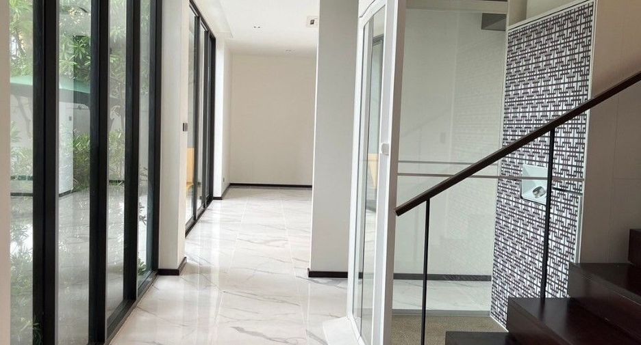 For sale 4 bedrooms condo in Lat Phrao, Bangkok