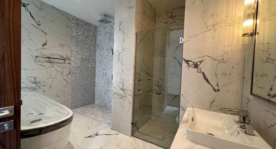 For sale 4 bedrooms condo in Lat Phrao, Bangkok