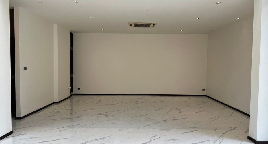 For sale 4 bedrooms condo in Lat Phrao, Bangkok