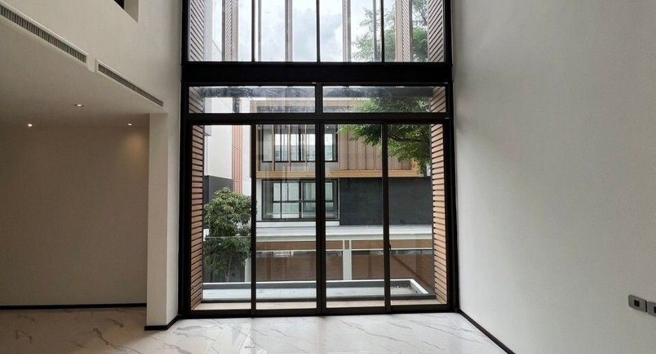 For sale 4 bedrooms condo in Lat Phrao, Bangkok